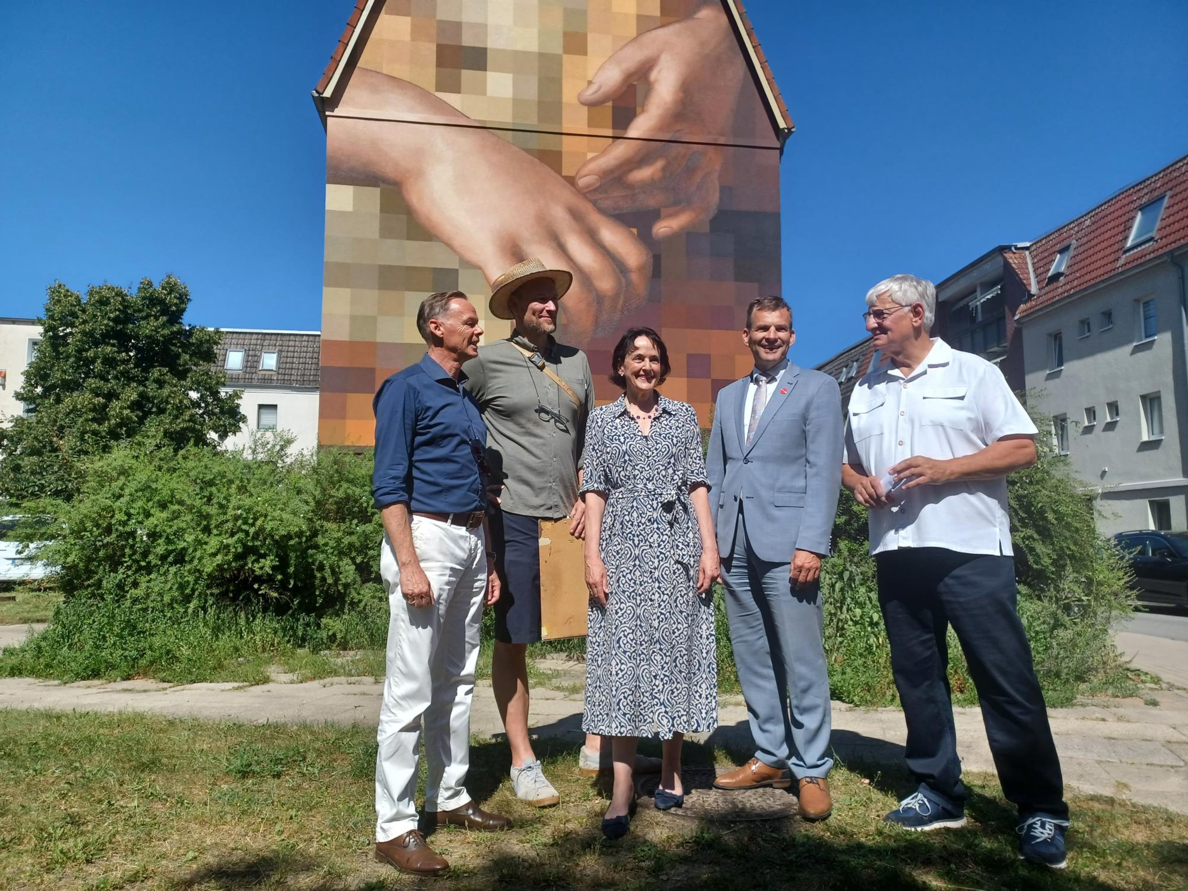 Riesige Hände erobern Schwerin