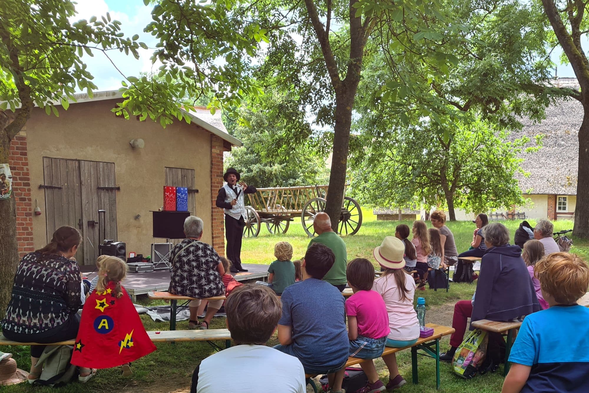 Zauberer Danielo präsentiert Kinder-Zaubershow am 5. August im Freilichtmuseum Mueß.