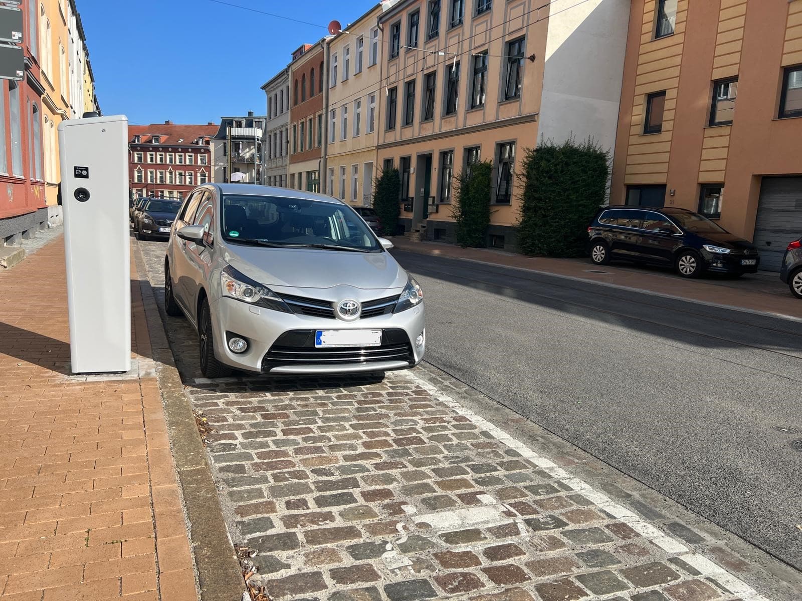 Eine der neuen Landsäulen wurde in der Franz-Mehring-Straße aufgestellt, die sich noch in der Sanierung befindet.
