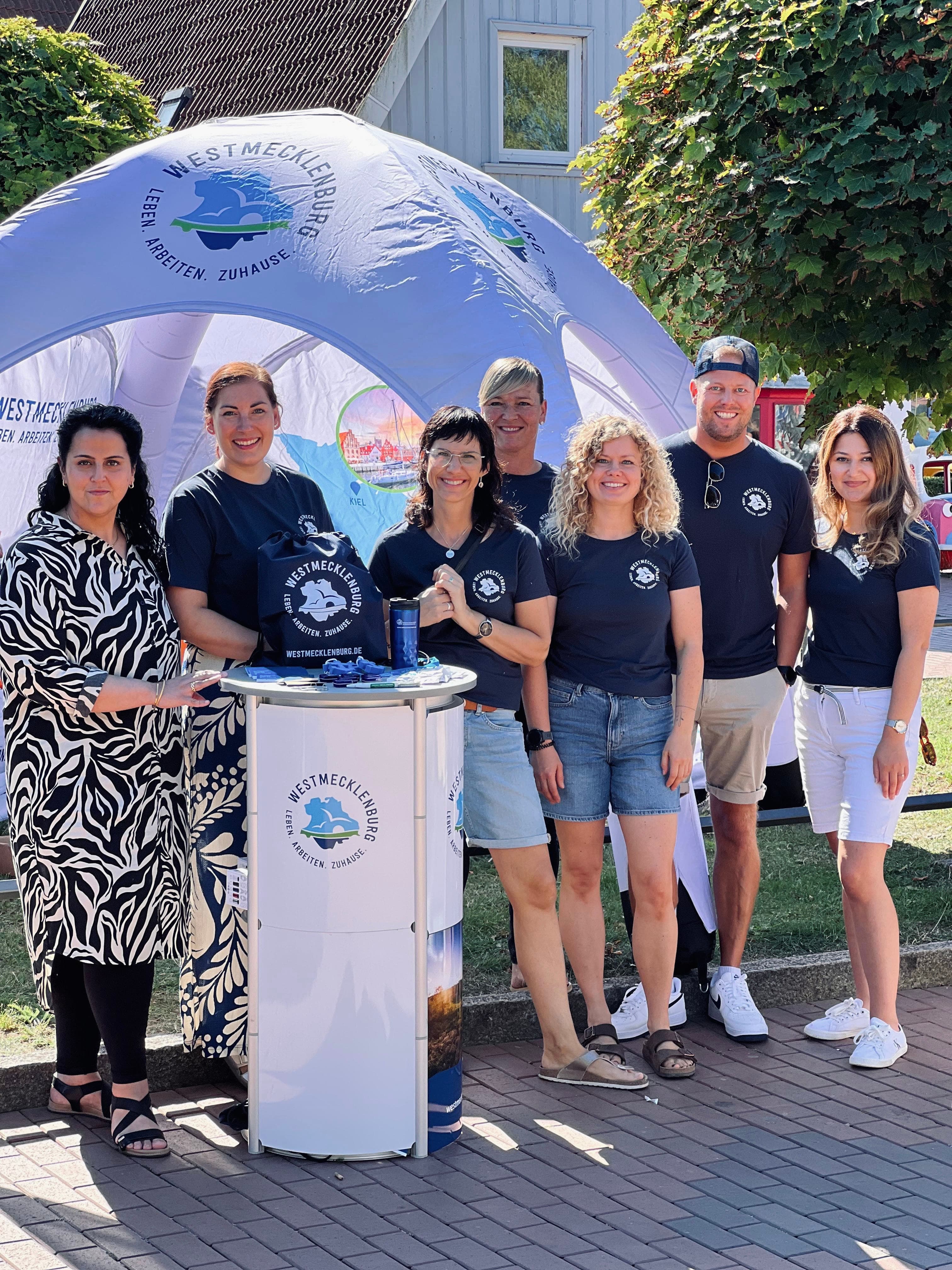 Team der Welcome Center und des Regionalmarketings Westmecklenburg beim Urlauberaktionstag 2025 in Boltenhagen