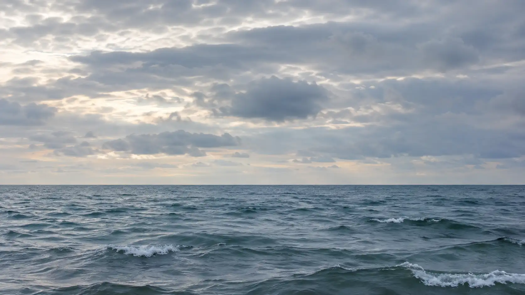 Wolken und Wasseroberfläche am Meer, enger Ausschnitt