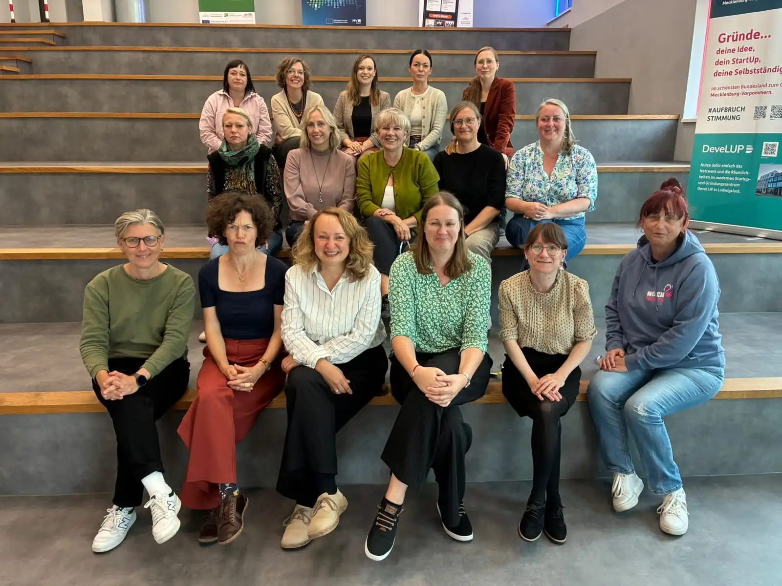 Gruppenfoto von kommunalen Gleichstellungsbeauftragten, vermutlich in drei Reihen angeordnet; im Rahmen eines Netzwerktreffens in Ludwigslust.