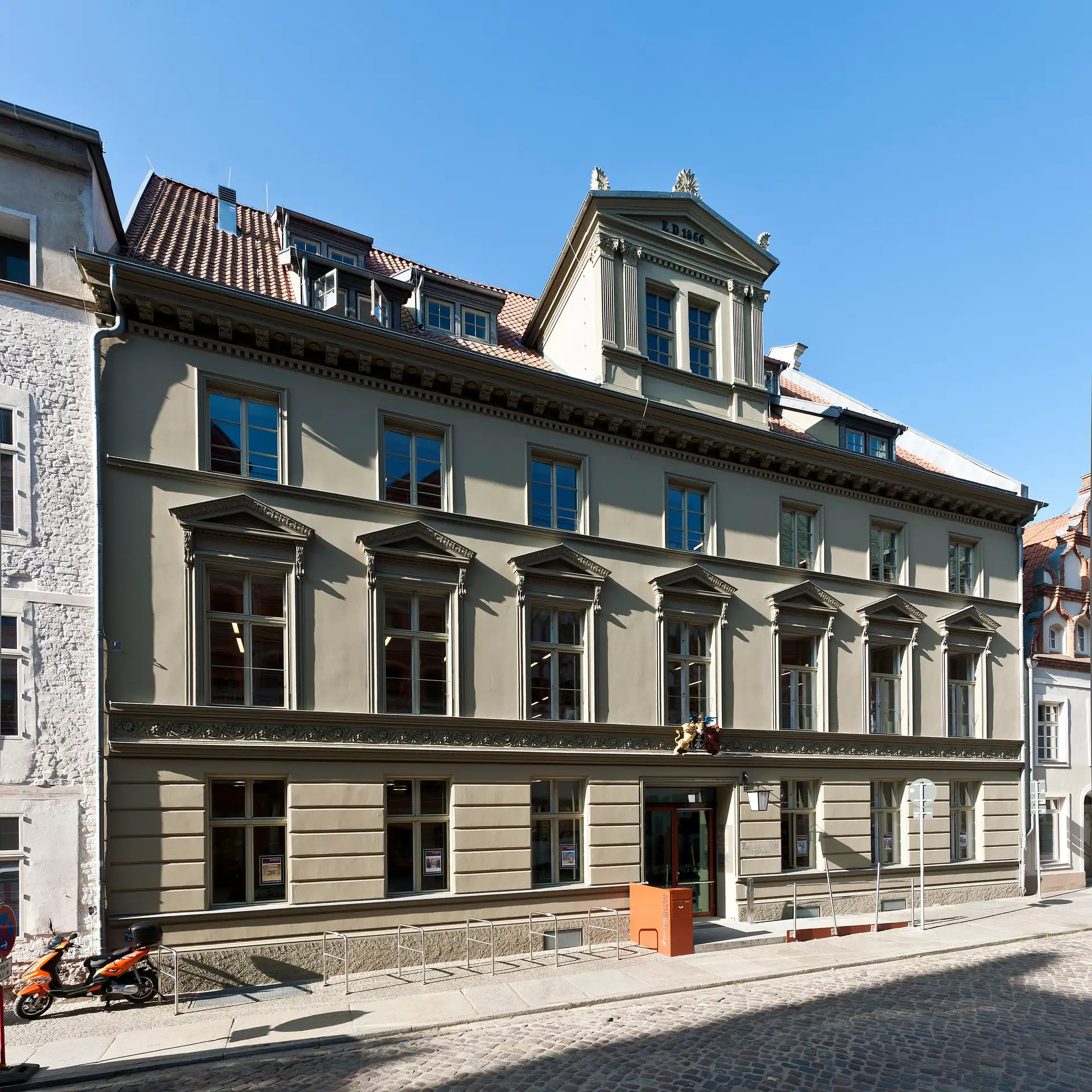 Außenansicht eines Bibliotheksgebäudes mit Eingang in der Badenstraße in Stralsund.