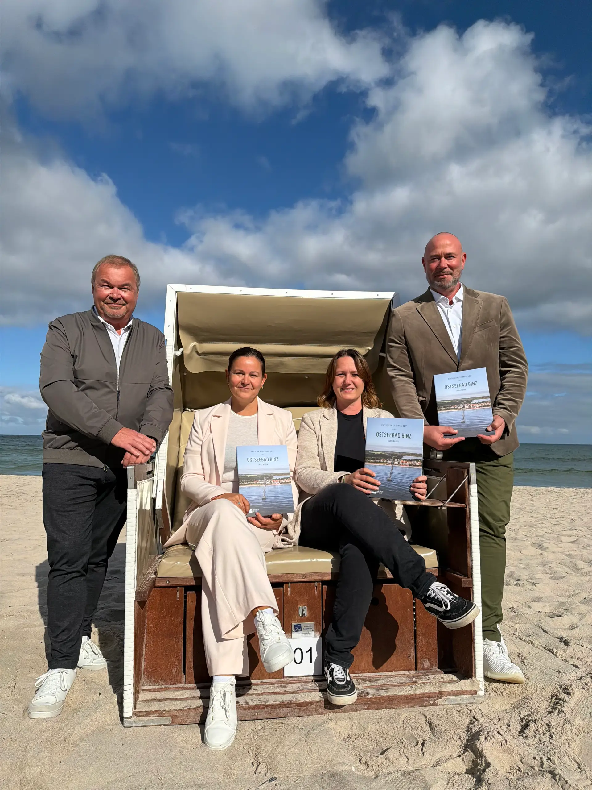 Ronald Rambow (Vorstandsvorsitzender FFV), Sina Neuber (BBT), Steffi Wolfgramm (GF FFV) und Bürgermeister Mario Kurowski mit dem neuen Gemeinschaftsprodukt. Weitere Meldungen und Infos: